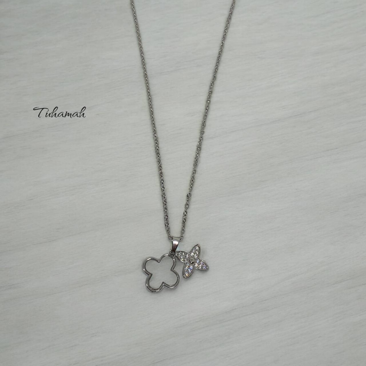 قلادة أنيقة بتصميم زهري مرصع بالألماس تضفي لمسة من الجمال.