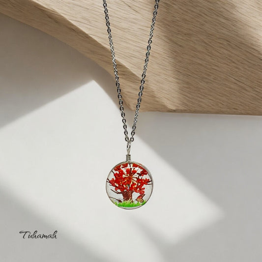 قلادة بشكل كرة زجاجية بالزهور الطبيعية.