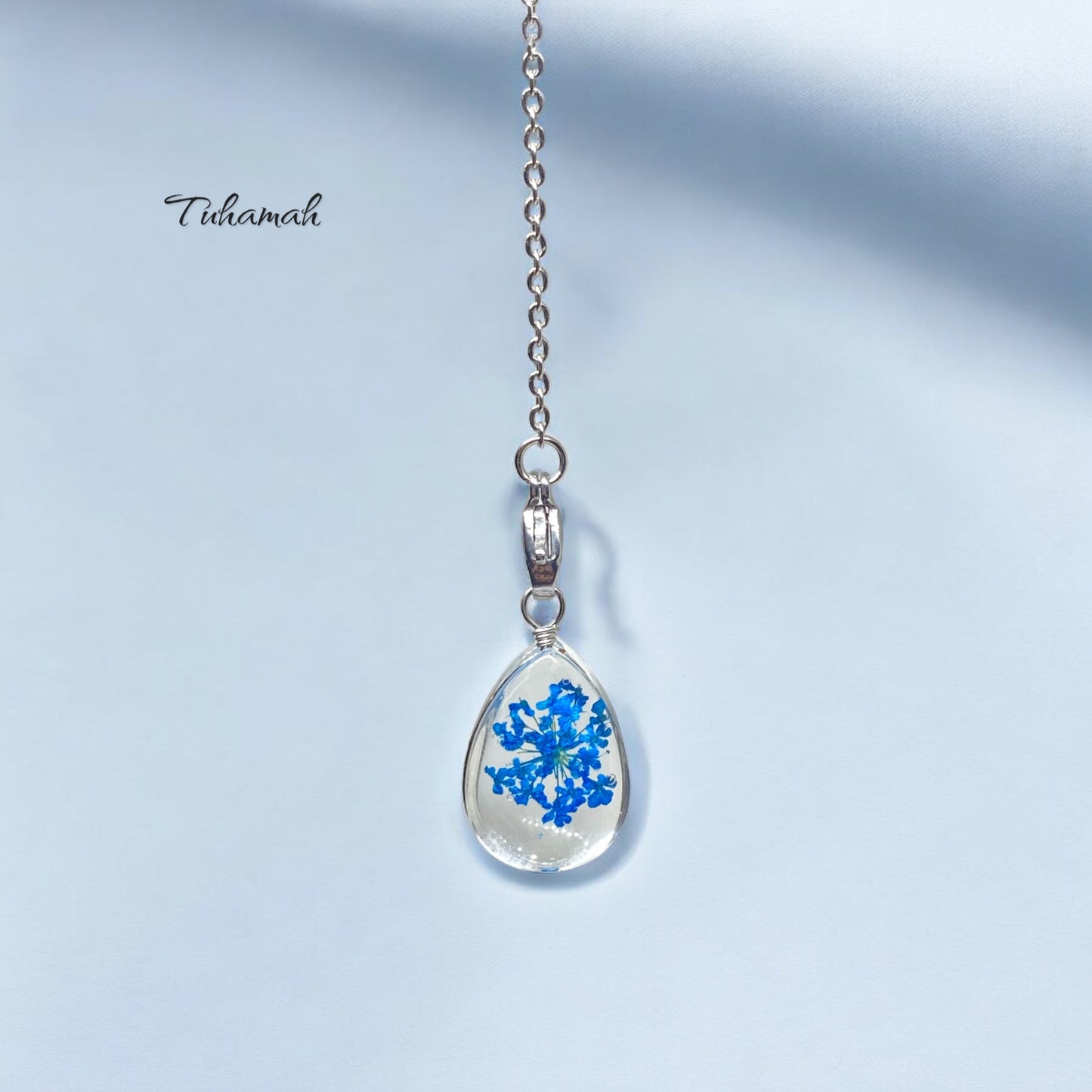 قلادة الدمعة من الزهور الطبيعية والكريستال الفاخر