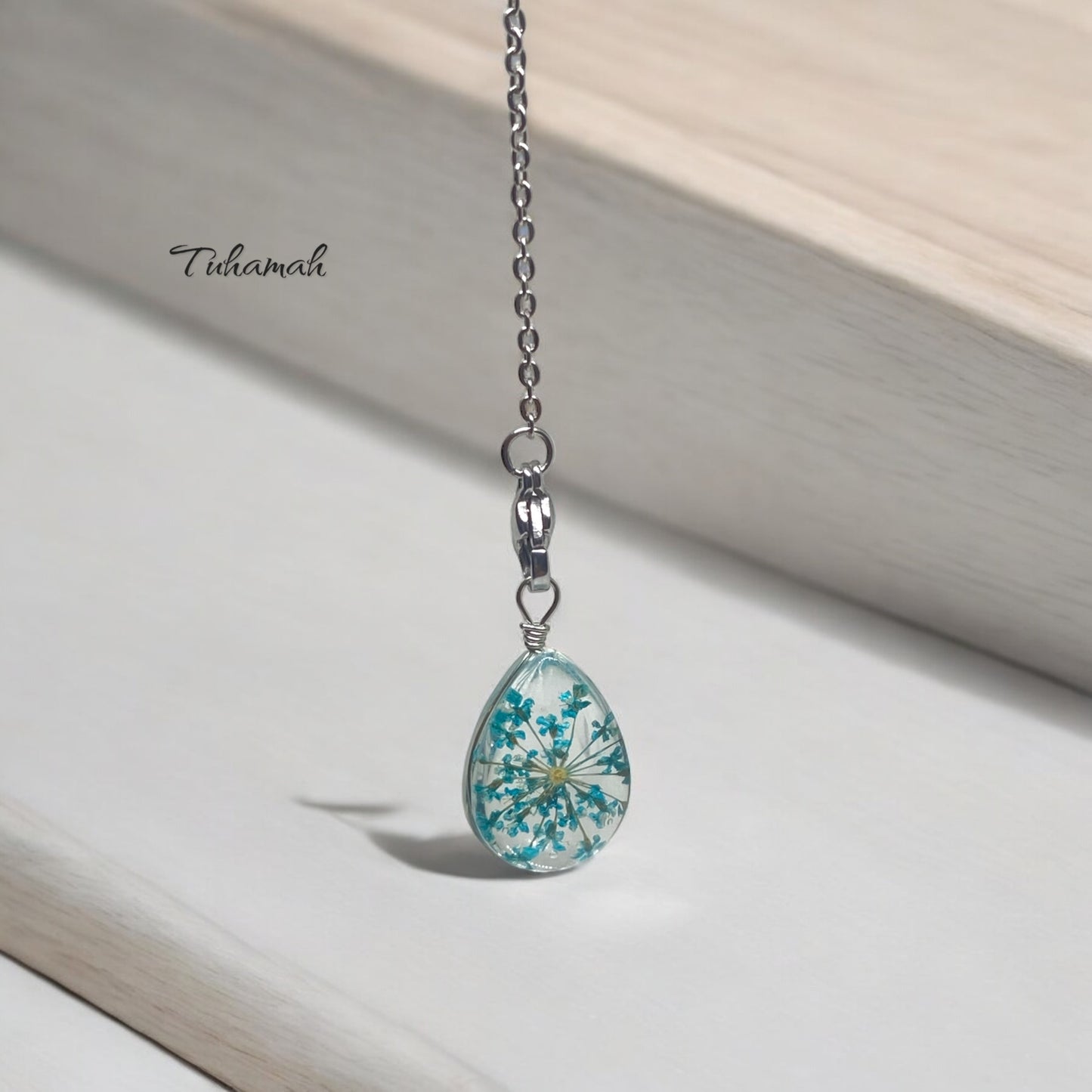 قلادة الدمعة من الزهور الطبيعية والكريستال الفاخر