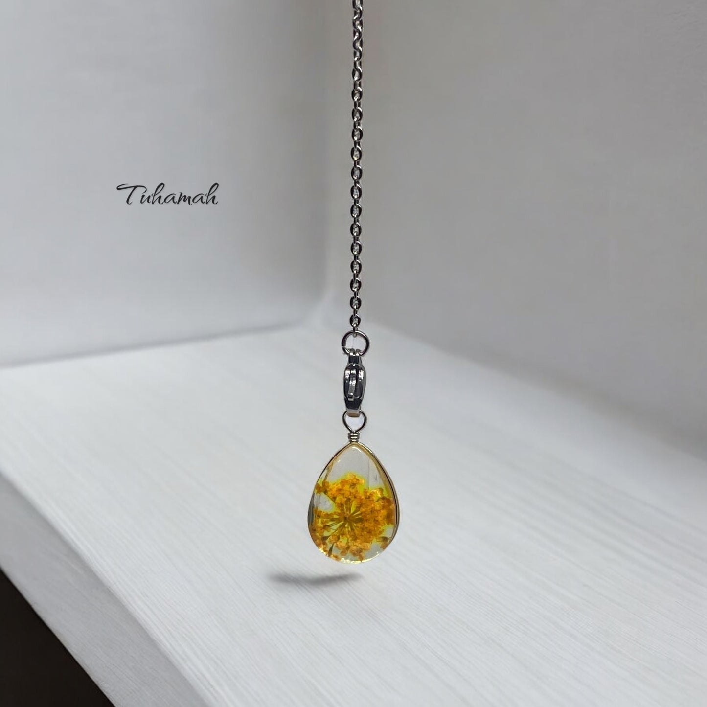 قلادة الدمعة من الزهور الطبيعية والكريستال الفاخر