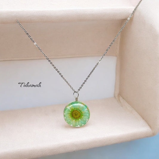 قلادة بتعليقة زهرية شفافة على سلسلة سلفر فاخرة