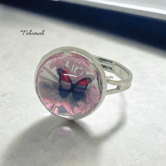 خاتم أنيق بزهرة طبيعية داخل كريستال فاخرة