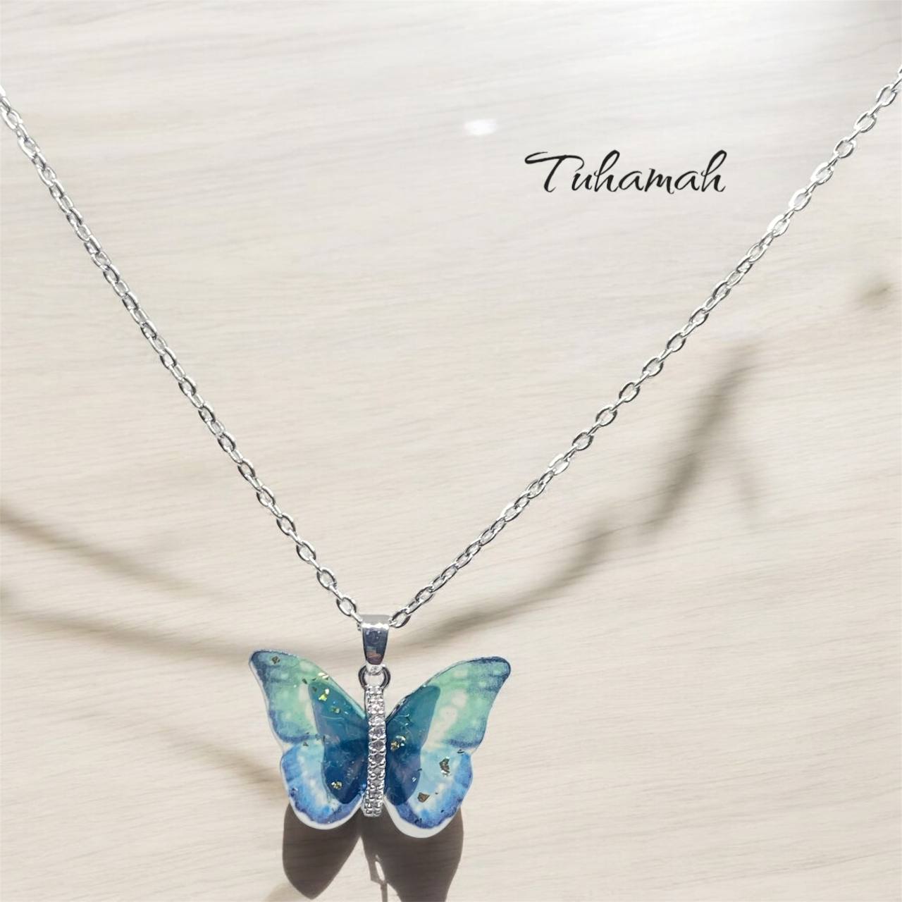 قلادة الفراشة الجميلة