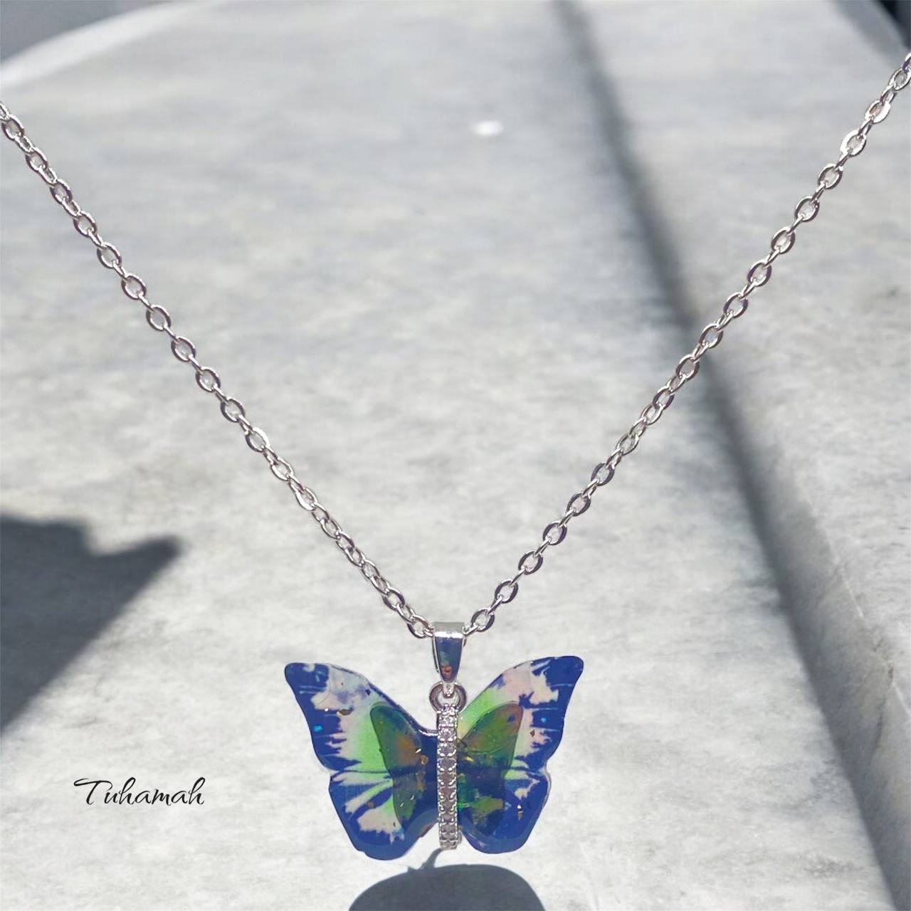 قلادة الفراشة الجميلة