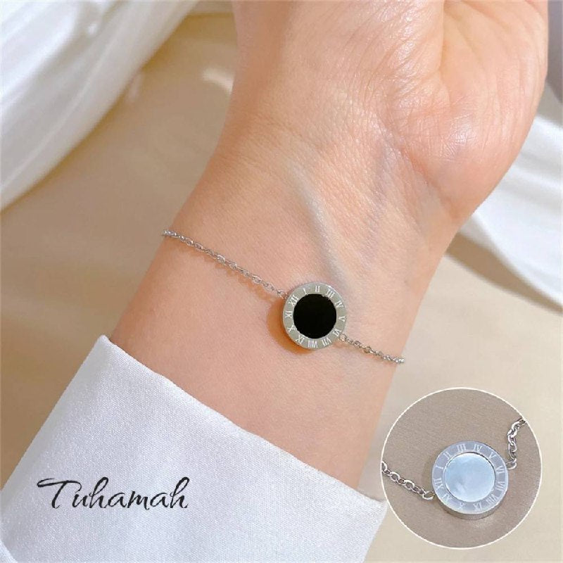 سوار أنيق من الفضة بتصميم كلاسيكي