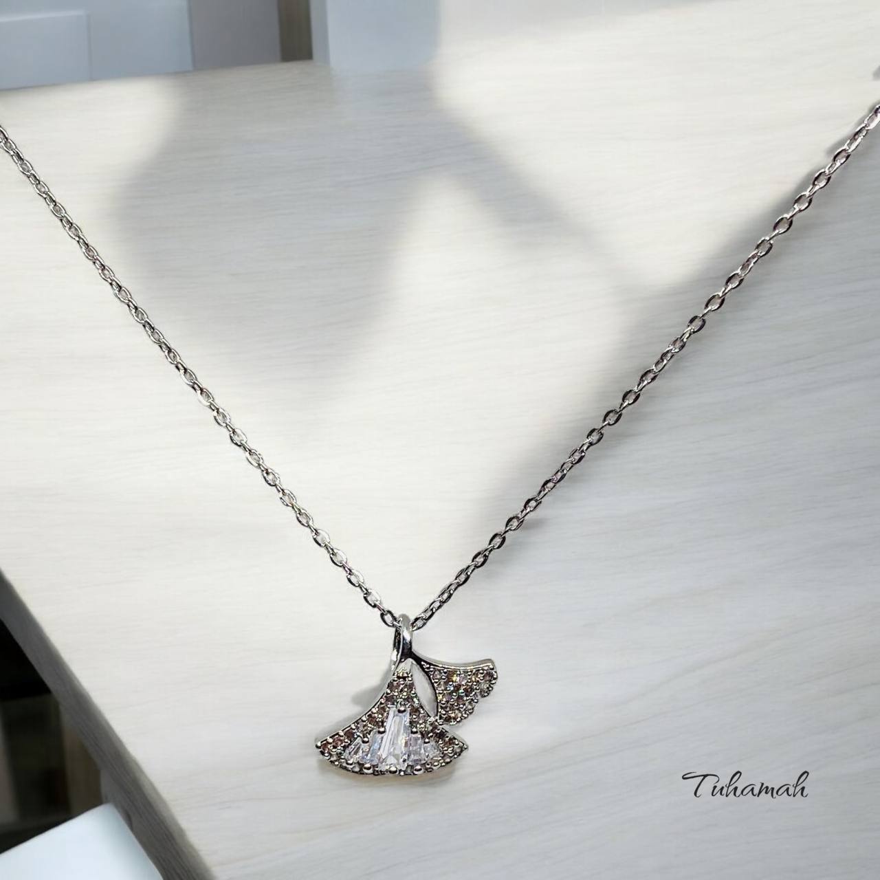 قلادة أنيقة بتصميم زهري مرصع بالألماس تضفي لمسة من الجمال.