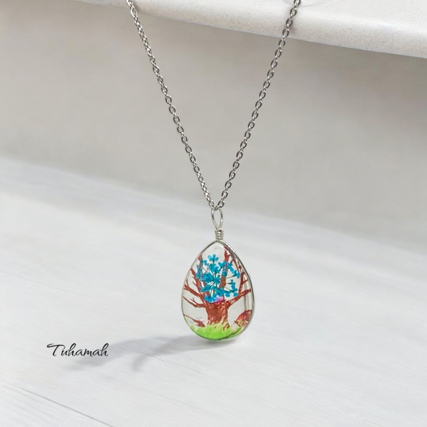 قلادة الدمعة من الزهور الطبيعية على شكل شجرة