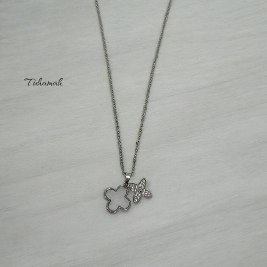 قلادة أنيقة بتصميم زهري مرصع بالألماس تضفي لمسة من الجمال.