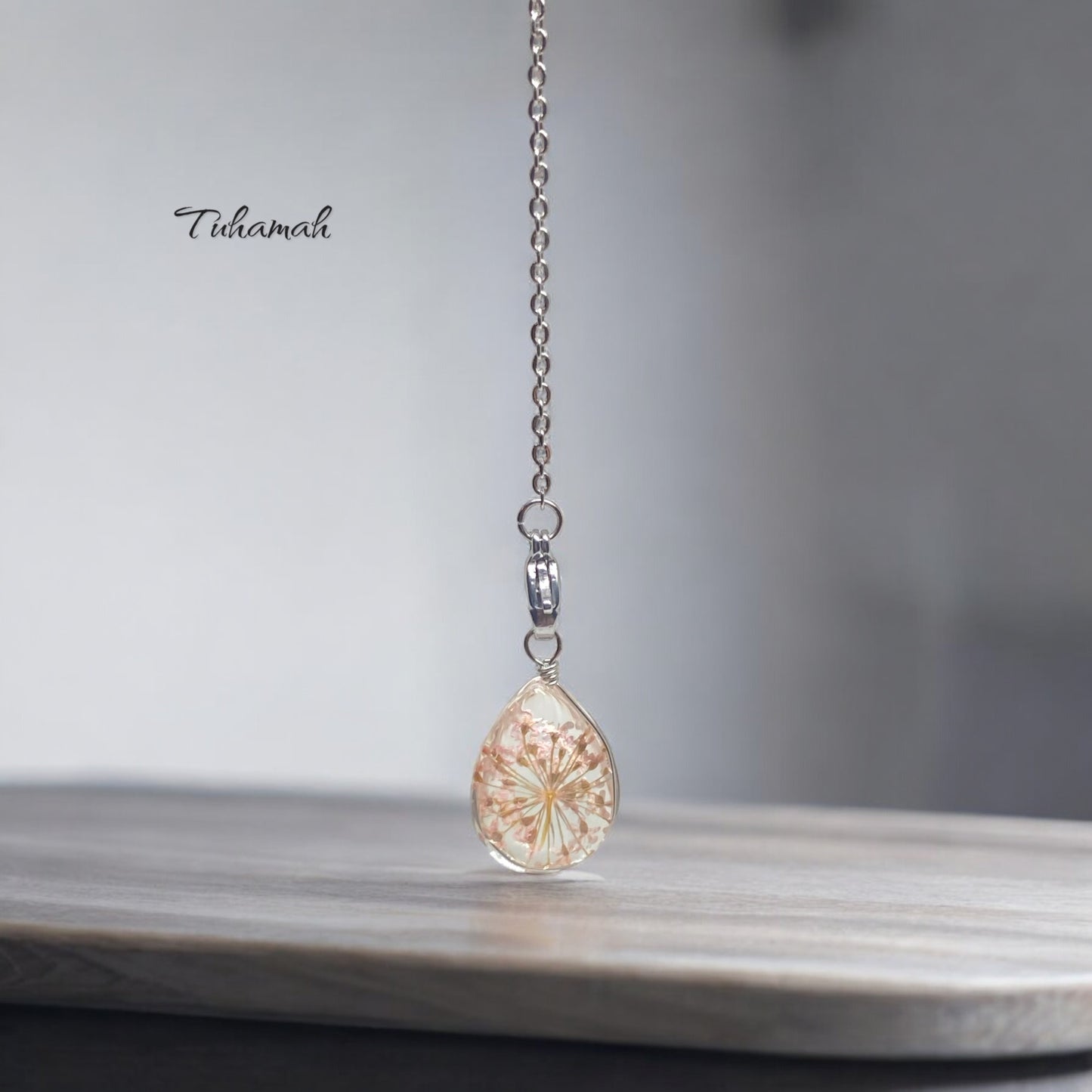 قلادة الدمعة من الزهور الطبيعية والكريستال الفاخر