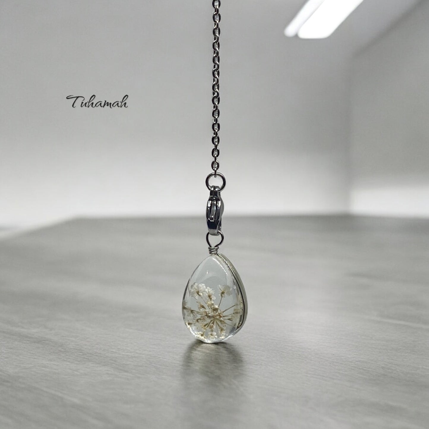 قلادة الدمعة من الزهور الطبيعية والكريستال الفاخر