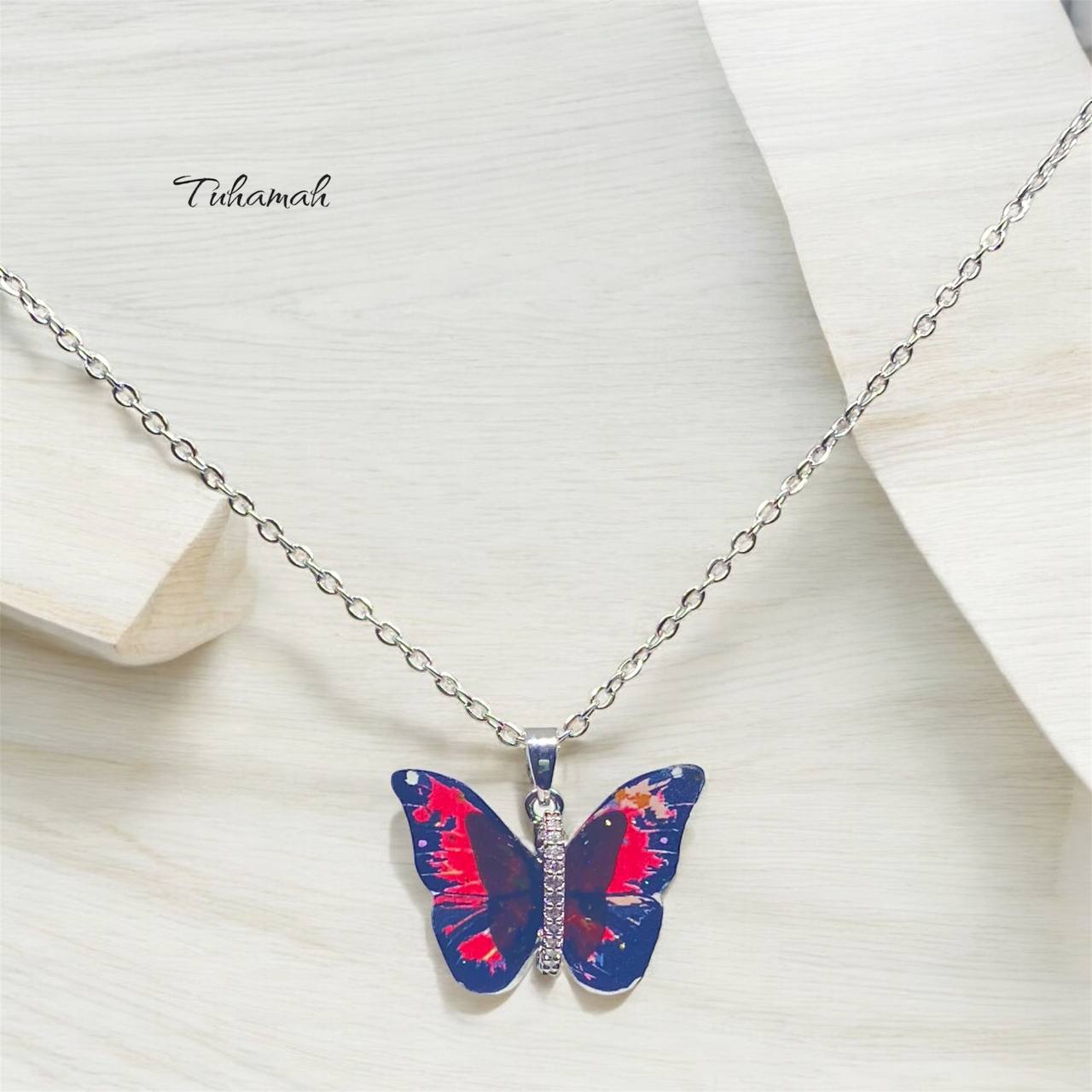 قلادة الفراشة الجميلة