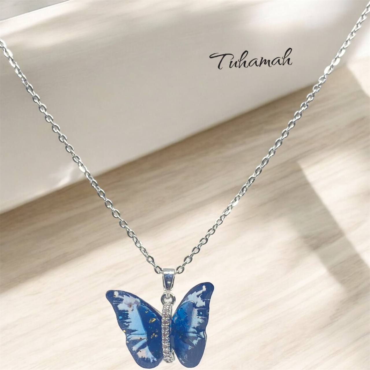 قلادة الفراشة الجميلة