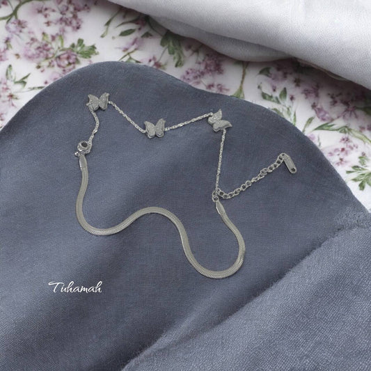 عقد أنيق من الفضة بتصميم فراشات زينة متلألئة